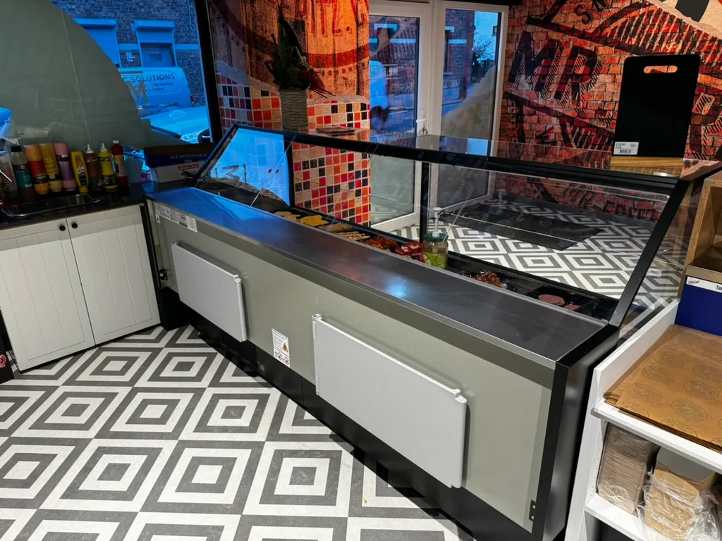 Vitrine réfrigérée de présentation installée par AC Solutions dans un commerce alimentaire en Wallonie