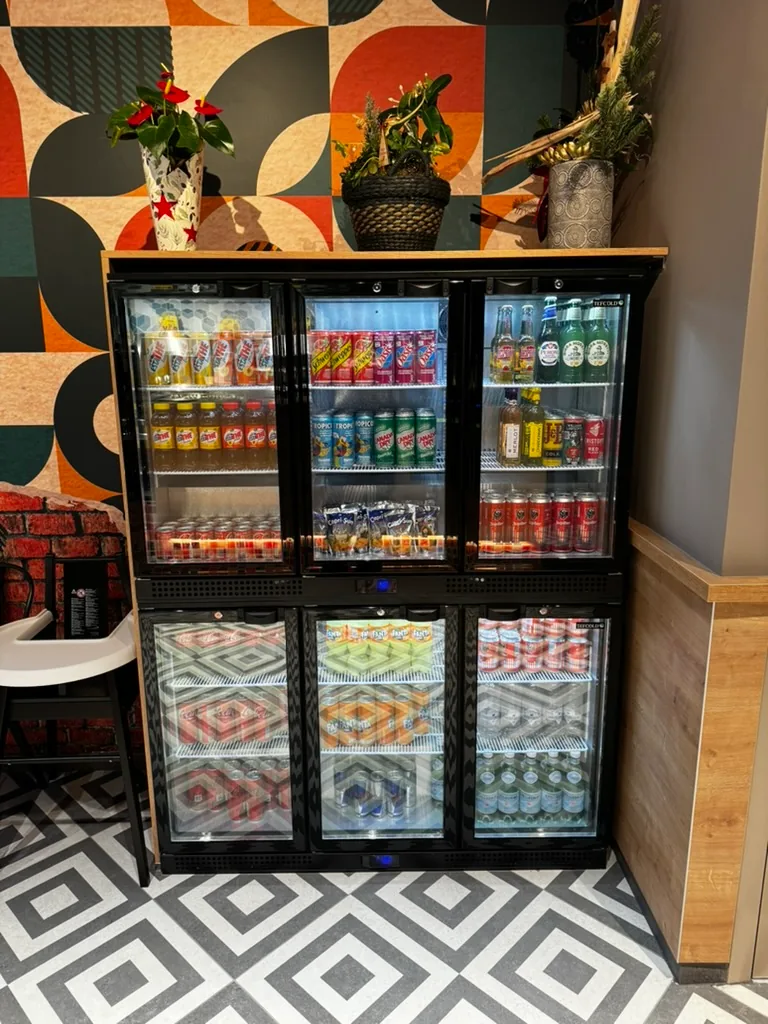 Armoire frigorifique professionnelle en inox installée par AC Solutions dans une cuisine professionnelle en Wallonie
