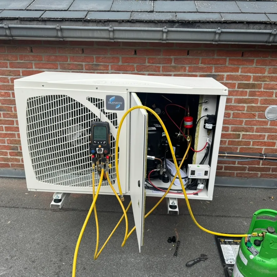 Entretien annuel d'une climatisation réversible réalisé par un technicien AC Solutions en Wallonie