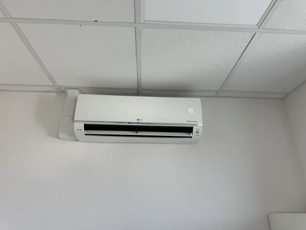 Installation d'une climatisation réversible murale réalisée par un technicien AC Solutions en Wallonie