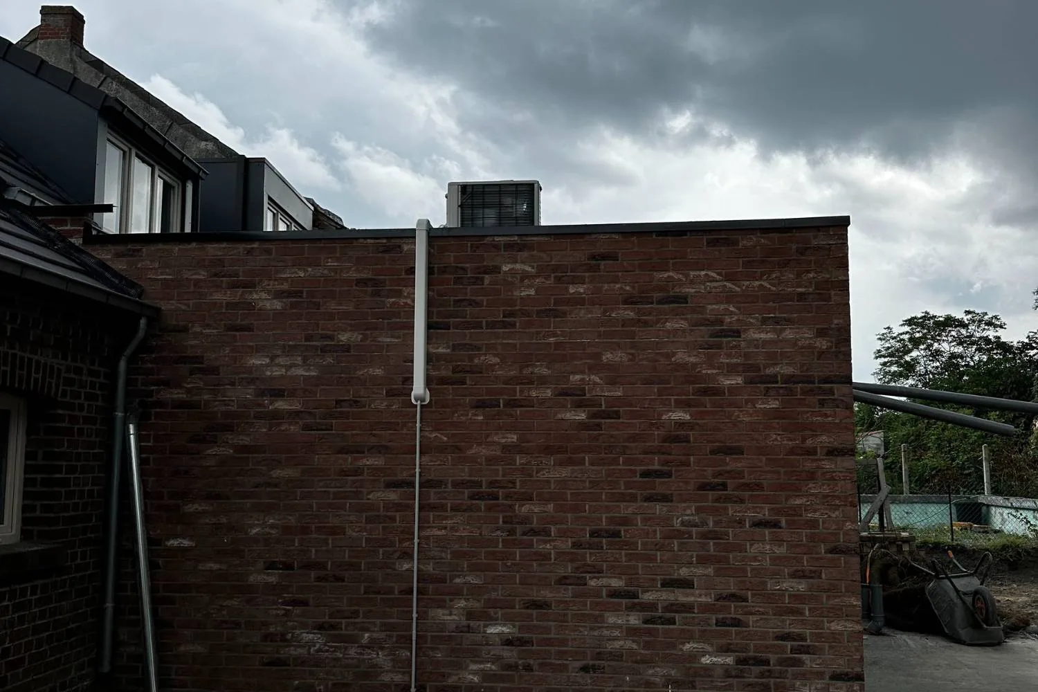 Unité extérieure de pompe à chaleur air-air installée sur le pignon d'une habitation par AC Solutions