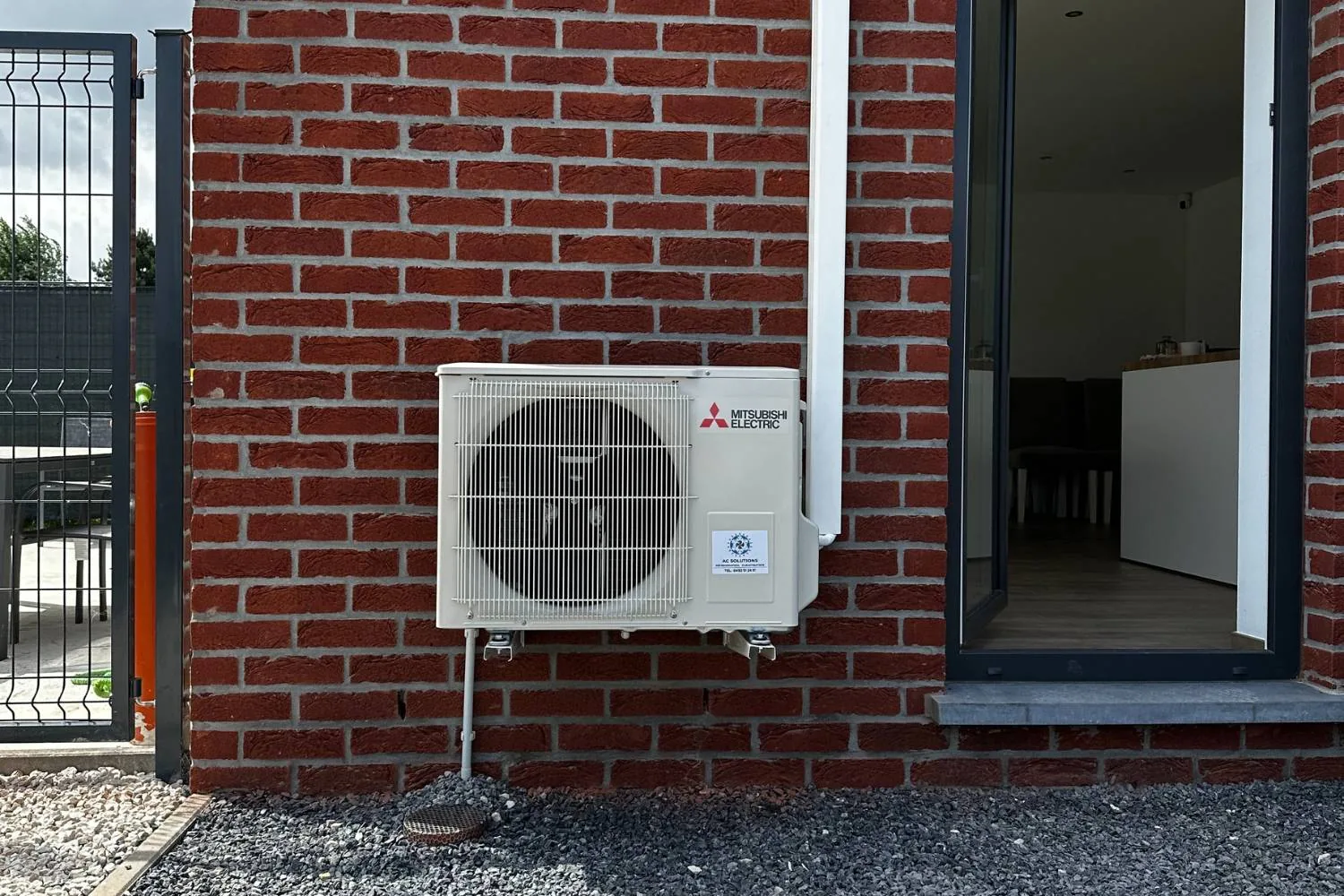 Climatiseur mural réversible installé sous un plafond en bois par AC Solutions