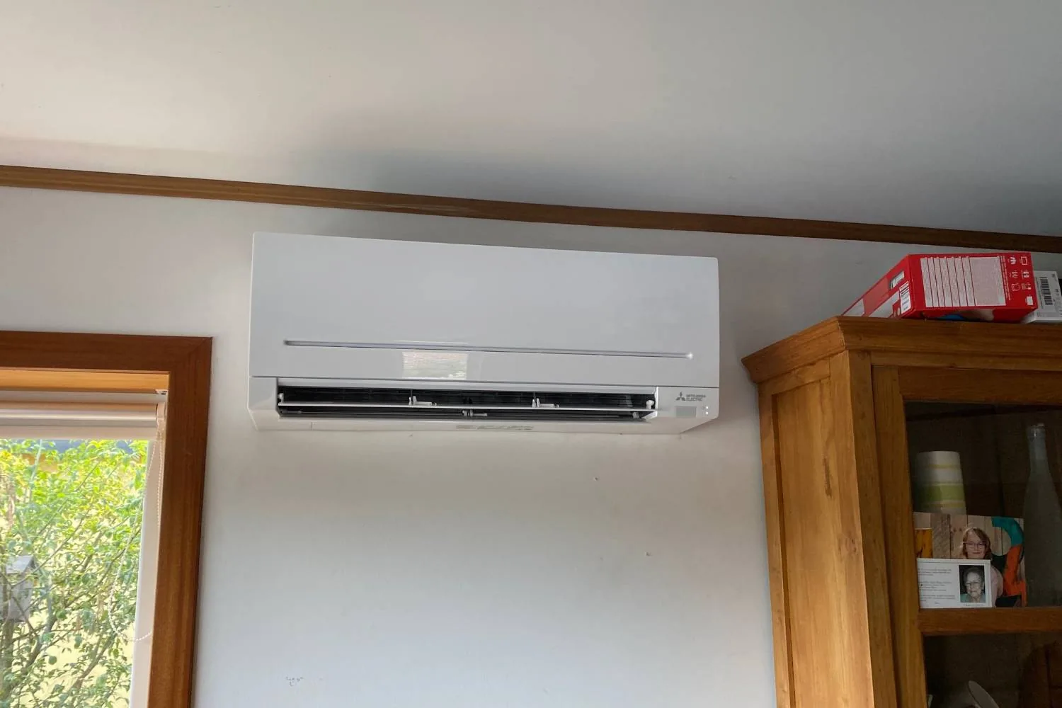 Groupe extérieur Mitsubishi Electric installé le long d'une habitation neuve par AC Solutions
