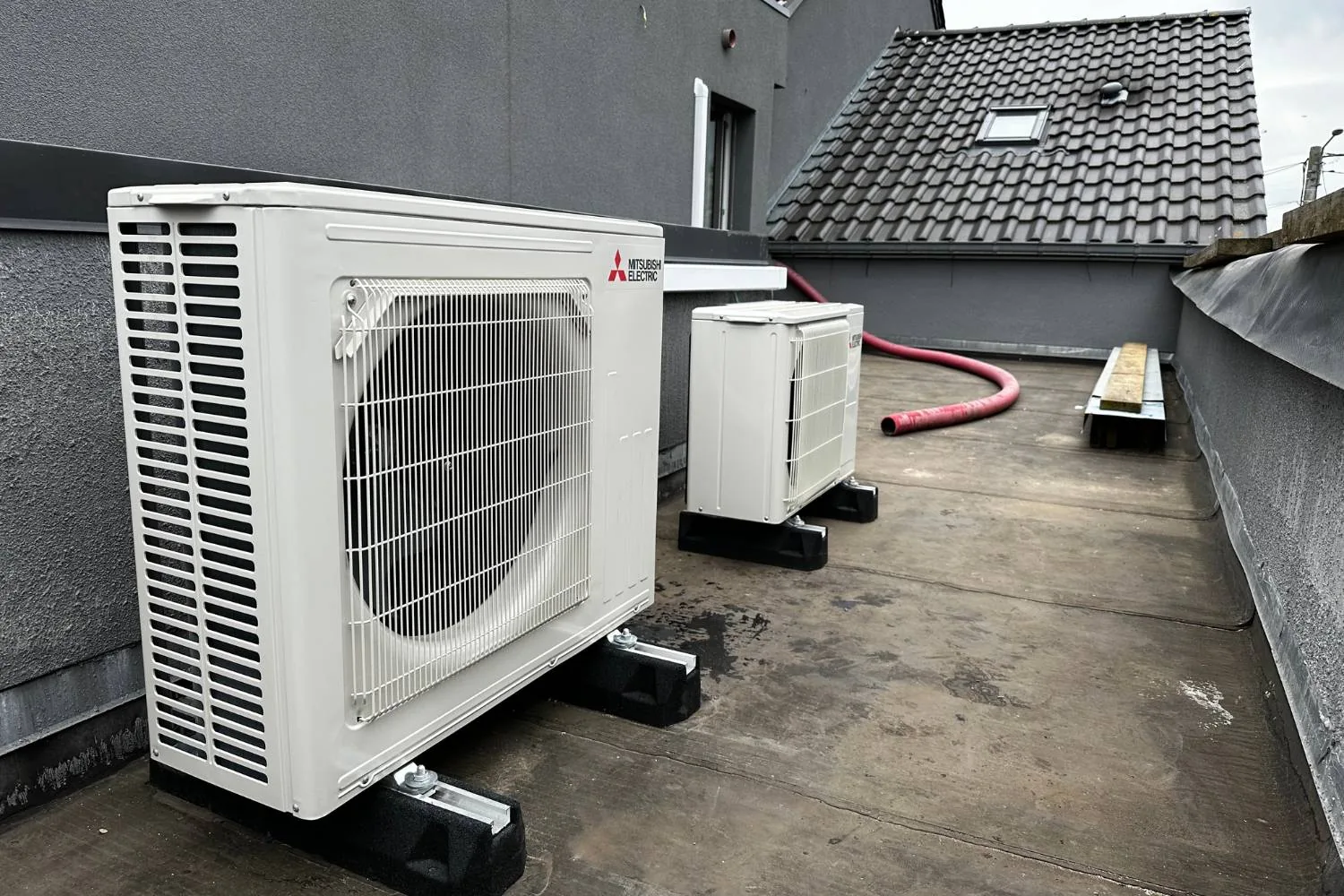 Groupe extérieur de climatisation installé sur une toiture plate par AC Solutions en Wallonie