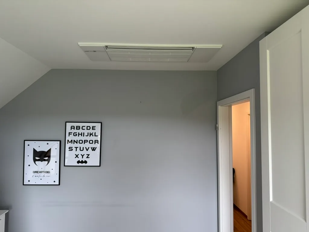 Climatisation gainable dissimulée en faux plafond avec bouches de soufflage discrètes, installée par AC Solutions en Wallonie