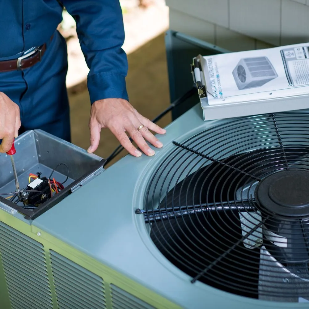 Camionnette AC Solutions devant une habitation équipée d'une climatisation réversible Mitsubishi Electric en Wallonie
