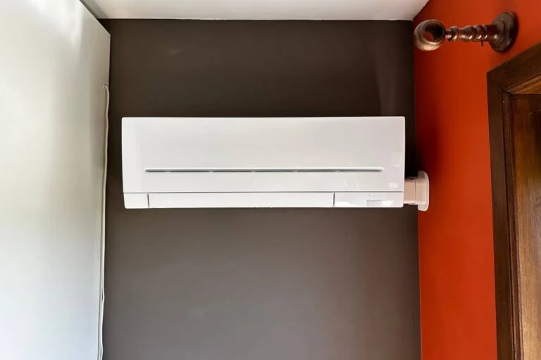 Split mural intégré dans un intérieur existant par AC Solutions