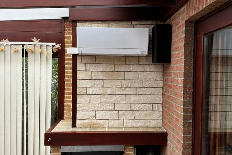 Installation de climatisation réversible en façade arrière par AC Solutions
