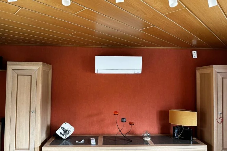 Unité murale de climatisation réversible installée dans un séjour par AC Solutions