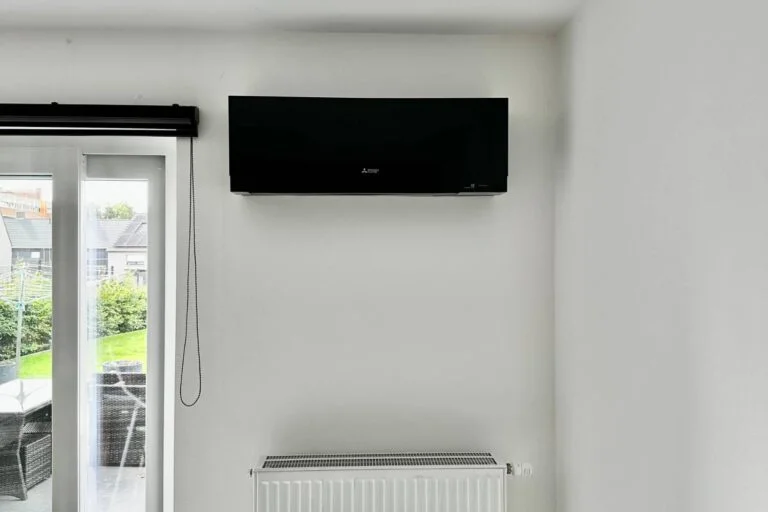 Unité extérieure de climatisation installée sur gravier drainant par AC Solutions