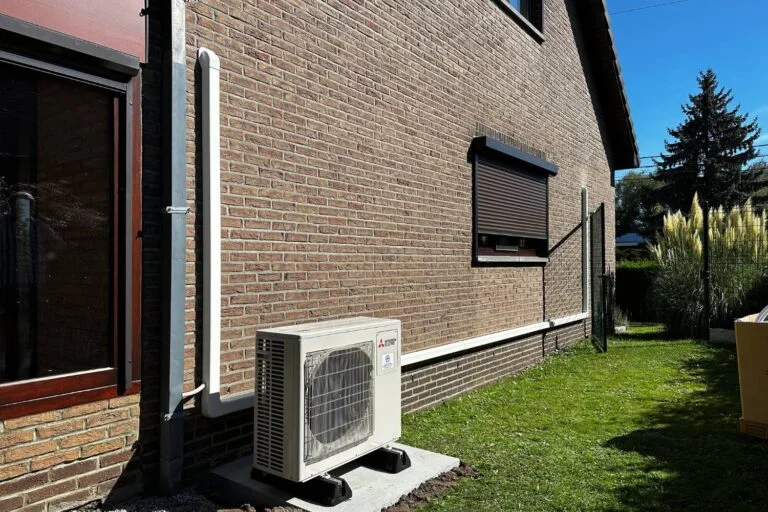 Unité intérieure de climatisation installée dans une pièce en cours de rénovation par AC Solutions