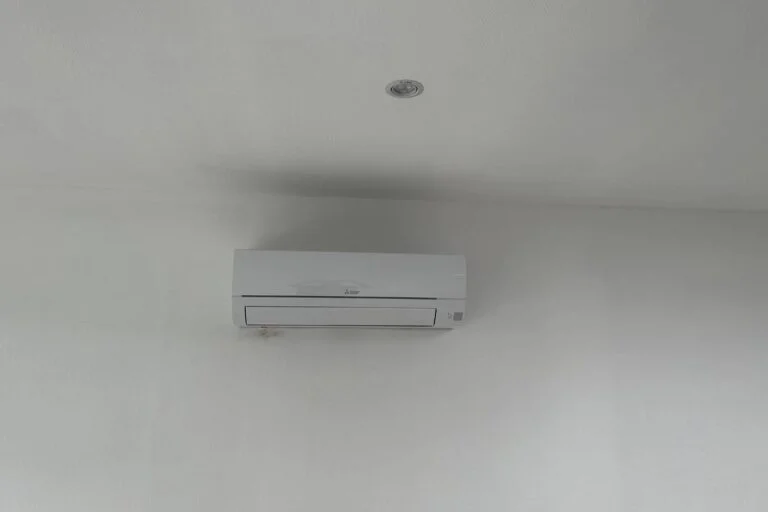 Climatisation murale posée en rénovation par les techniciens AC Solutions