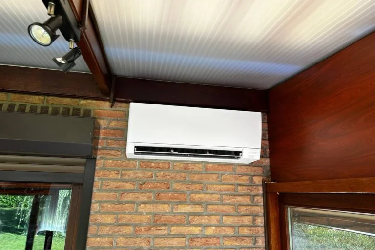 Climatisation réversible installée en séjour familial par AC Solutions