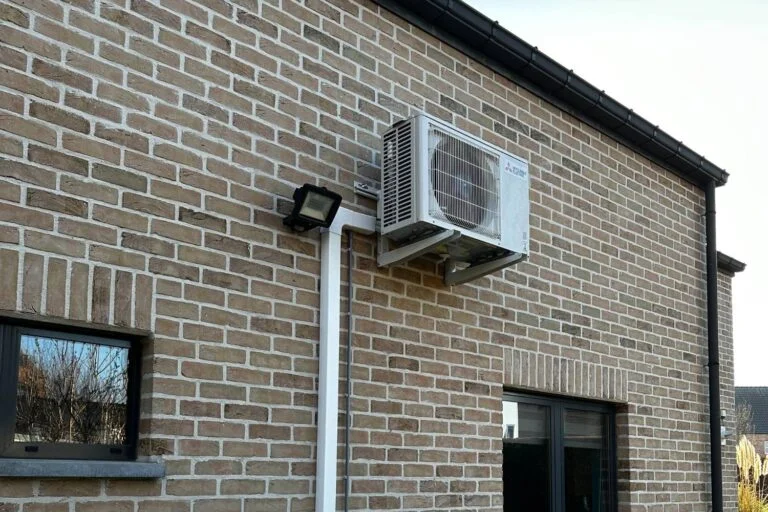 Console de climatisation réversible Mitsubishi Electric installée au sol dans une pièce de vie par AC Solutions
