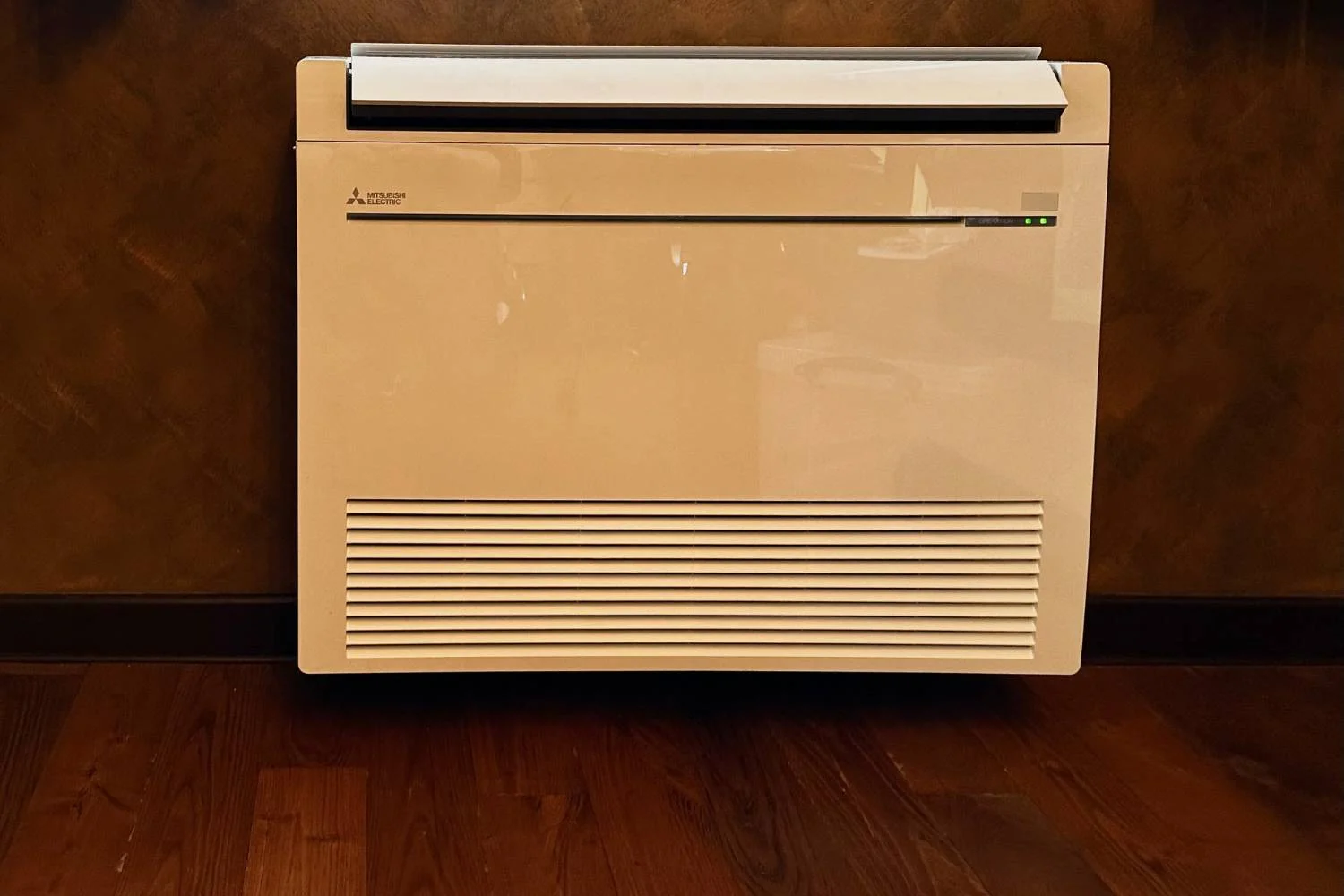 Climatiseur mural Mitsubishi Electric en pièce de vie installé par AC Solutions
