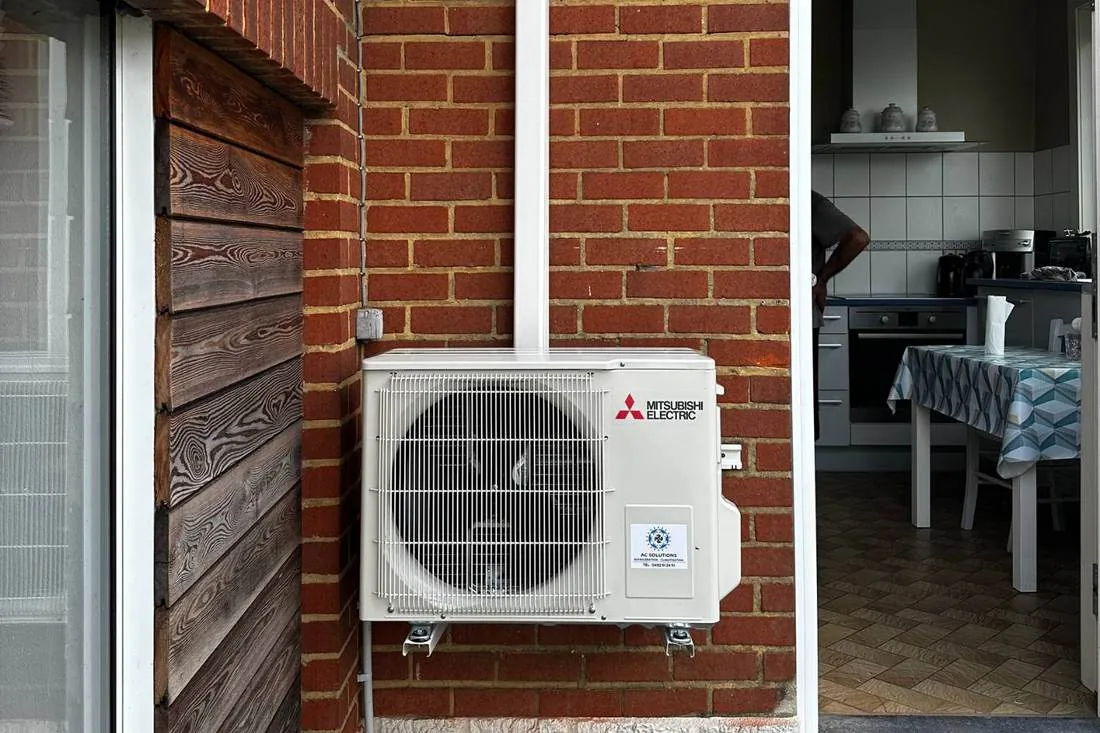 Groupe extérieur de climatisation Mitsubishi Electric installé par AC Solutions sur une façade en Wallonie