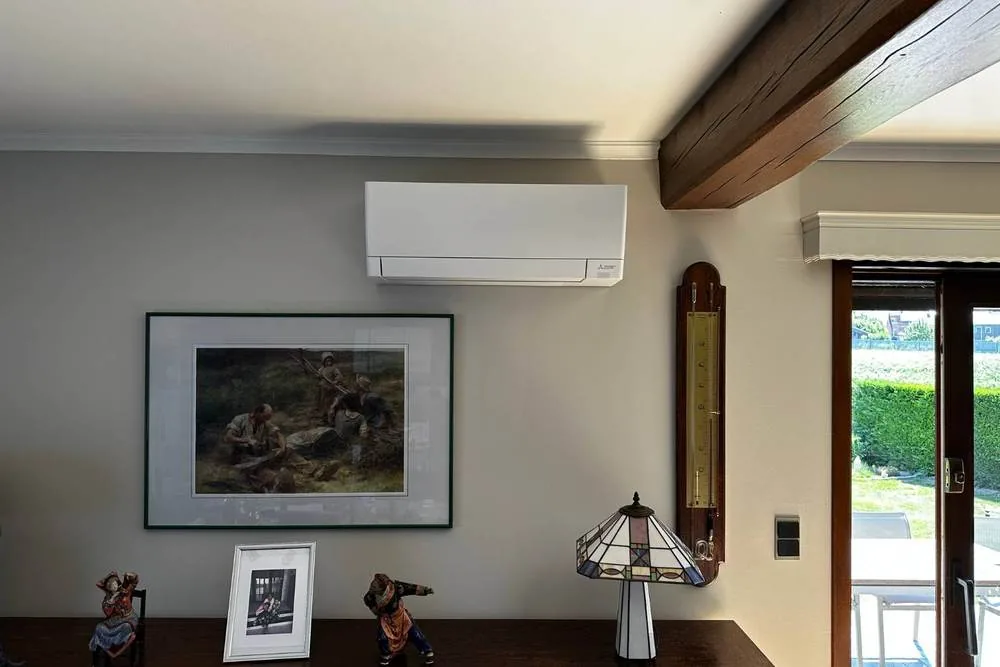Unité murale de climatisation réversible Mitsubishi Electric installée dans un salon par AC Solutions