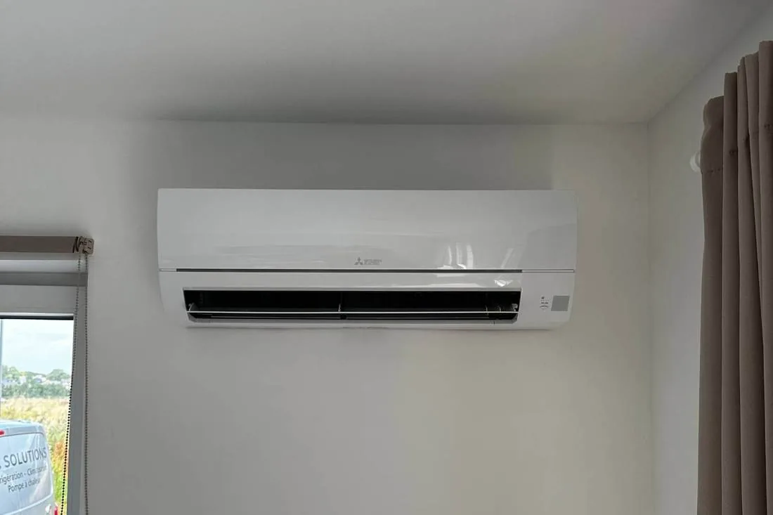 Unité extérieure de pompe à chaleur Mitsubishi Electric raccordée en façade par AC Solutions